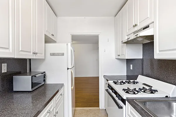 Sold by Thomas Lipovetsky, LREB | media 7