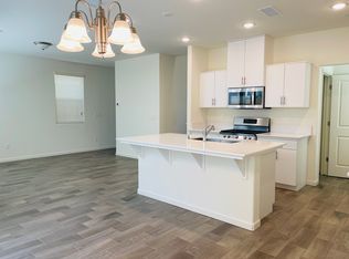 2048 N Inverness Ln, Clovis, CA 93619