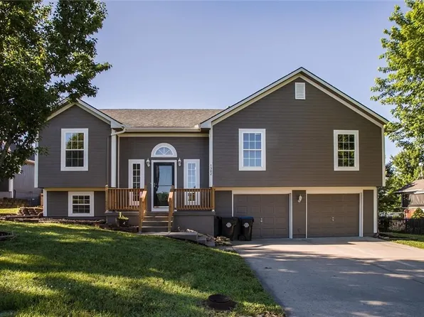 1302 Ridge Tree Ln, Pleasant Hill, MO 64080