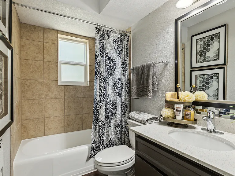 Zeke Apartments — Photo 11