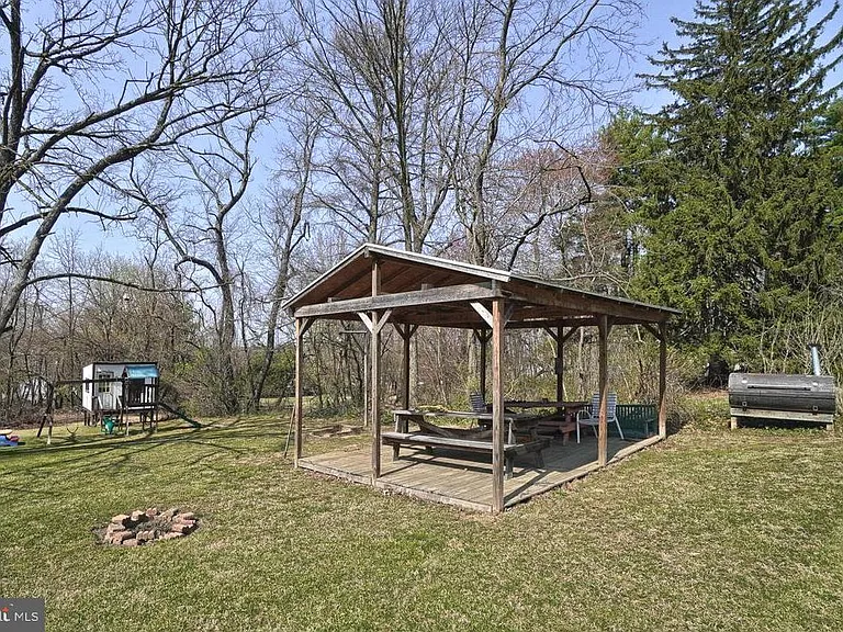 25526 Military Rd — Photo 8