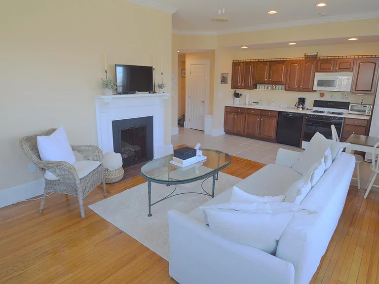 398 Wolcott Ave #4 — Photo 15