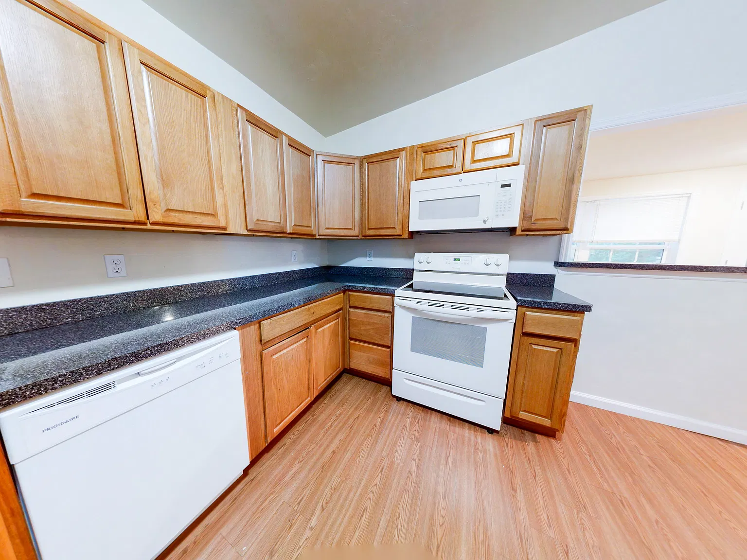 5 bed, 1282 sqft, $3,450 — Photo 4