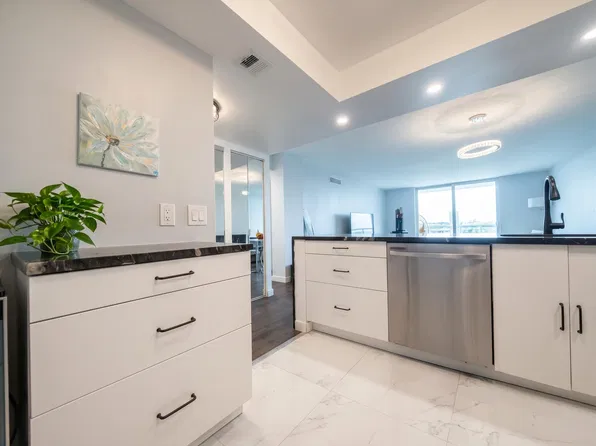 437 Golden Isles Drive #5J, Hallandale Beach, FL 33009