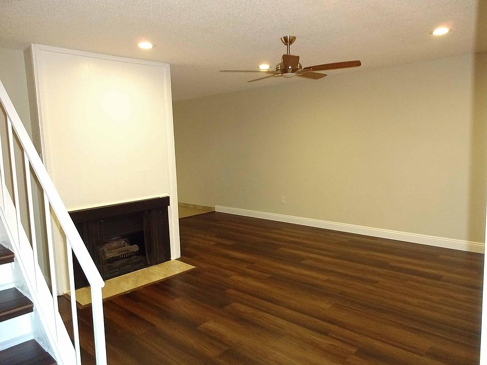 Living Room w Fireplace
