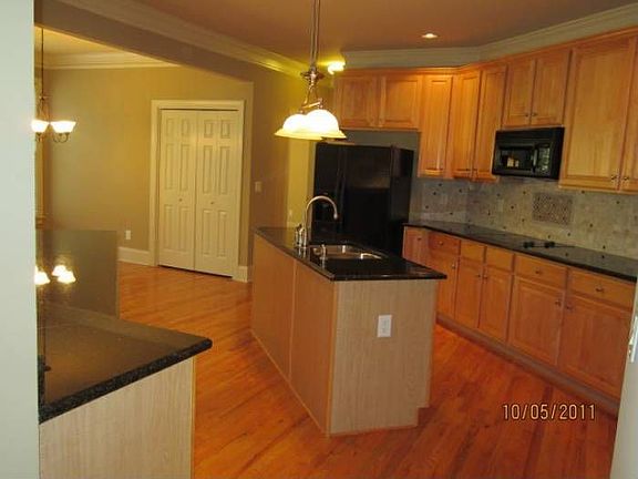 Kitchen w/granite