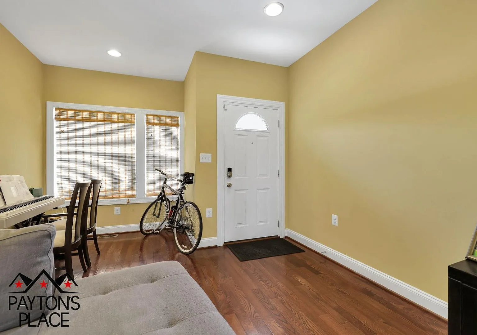 Townhome Style Condo with Parking — Photo 2