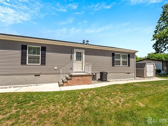 3rd image of 15 Sheryl Ct