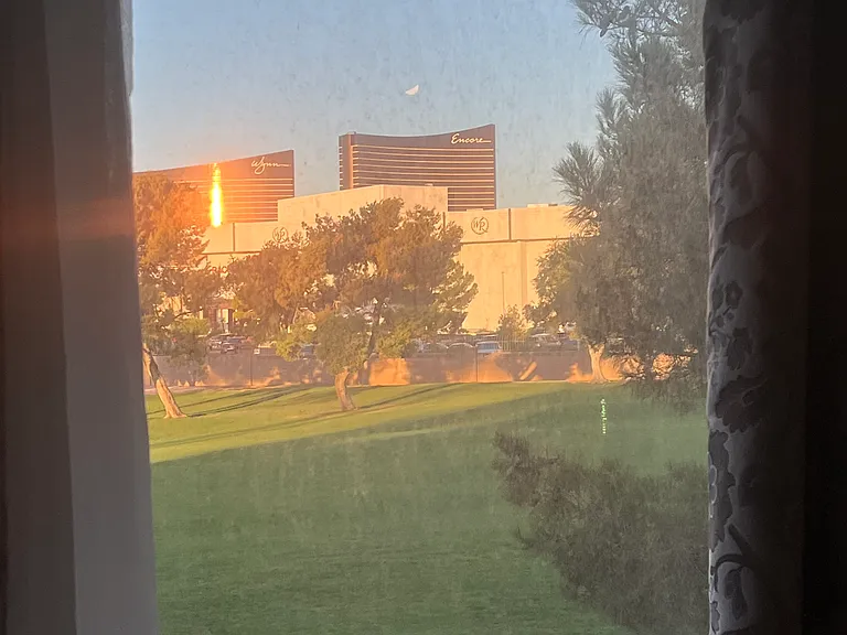Dinning nook with a view of the Strip and golf course