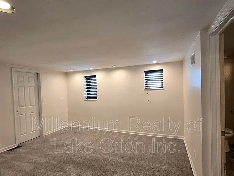 201 W York York Ave — Photo 9