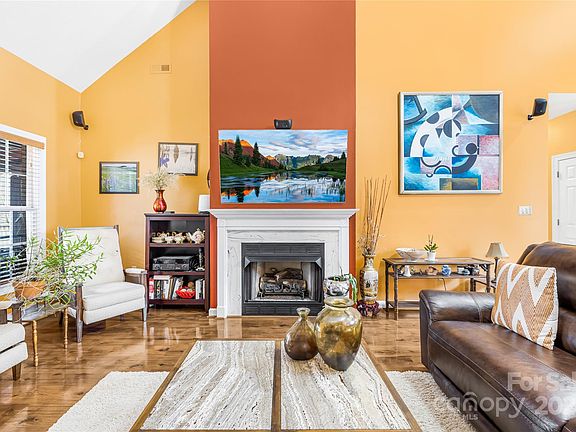 4th image of 807 Toncin Ave