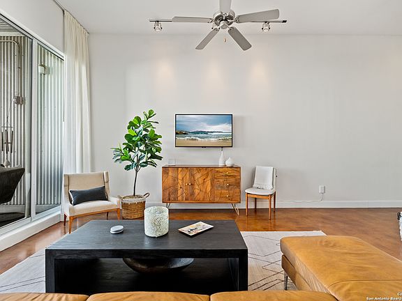 3rd image of 831 S FLORES ST #3110