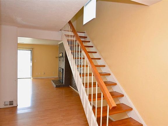 5th image of 7445 Countrybrook Dr