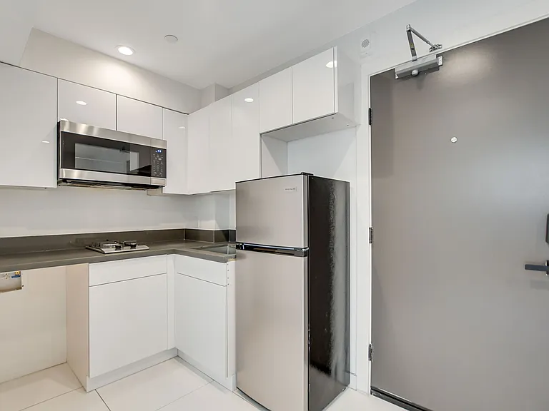 946 S Ridgeley Dr #103 — Photo 4