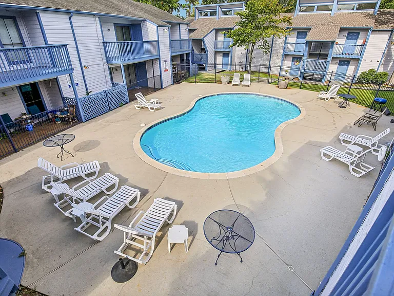 ROOKWOOD GOLF APARTMENTS — Photo 11