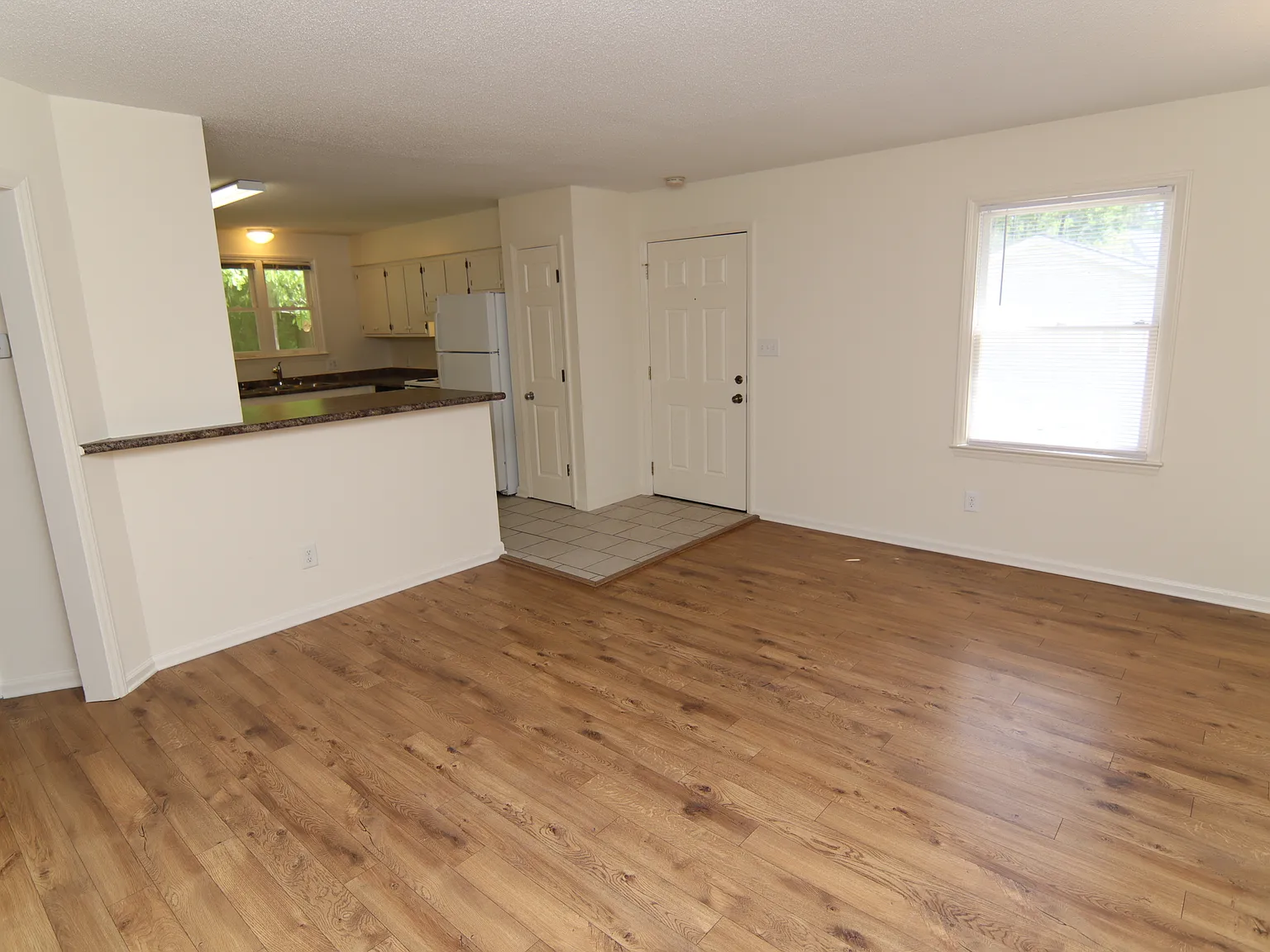 End Unit Ranch Style Duplex Available Immediately — Photo 4
