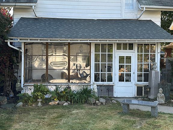 3rd image of 1046 Davis Ave NW