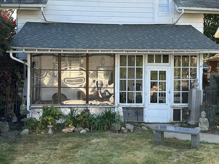 1046 Davis Ave NW — Photo 3