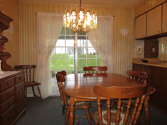 DR w/ access to patio