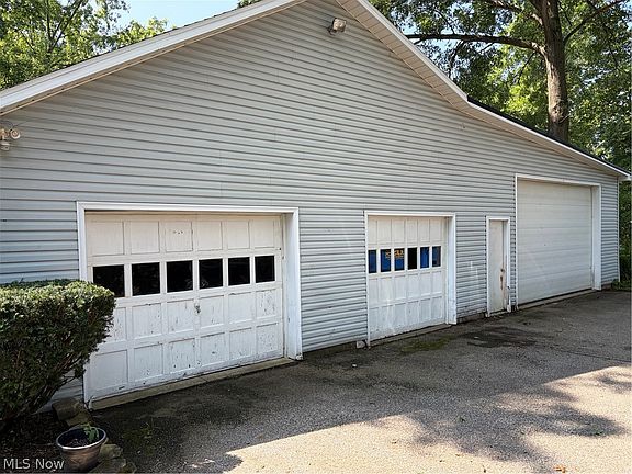 5th image of 685 Robinson Rd