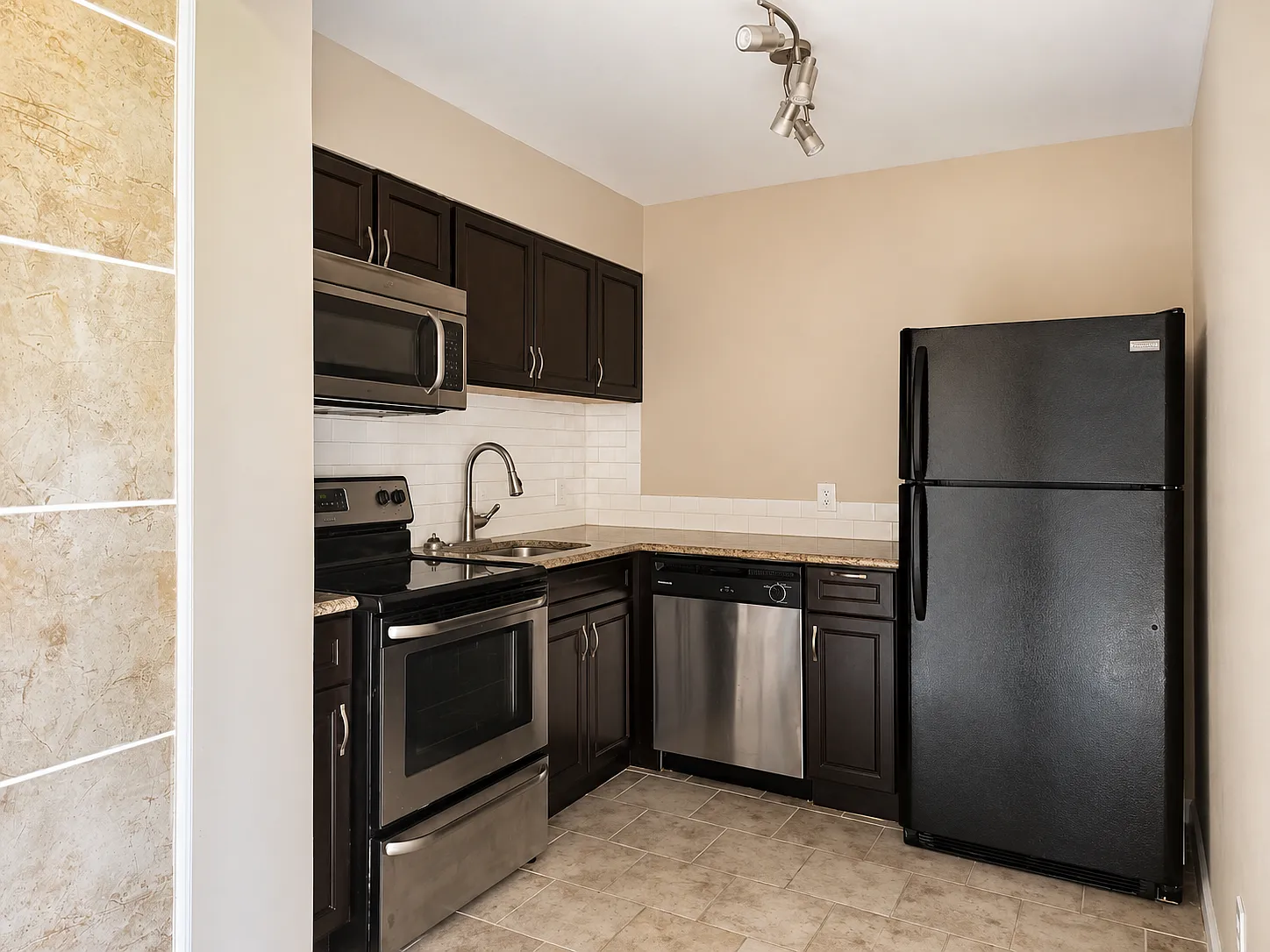 2 bed, $1,425 — Photo 3