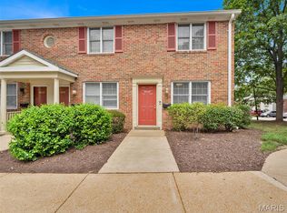 9049 W Swan Cir, Saint Louis, MO 63144