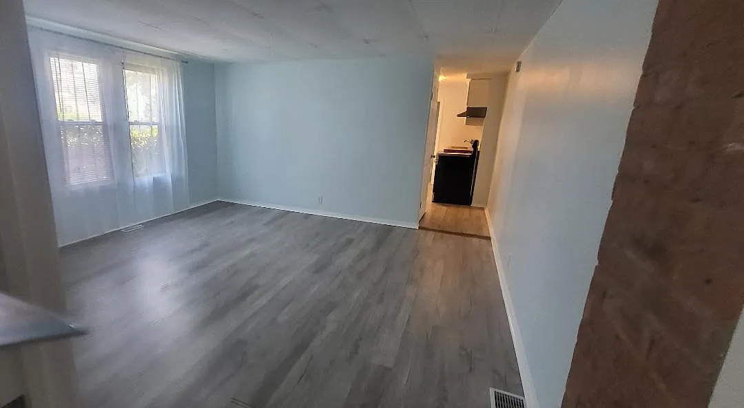 1 bed, 1.0 bath, 725 sqft, $1,300 — Photo 2