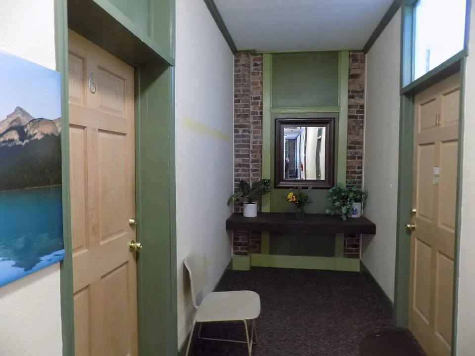 121 W Broadway Ave