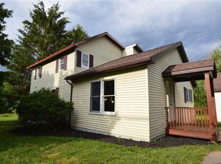585 Crowley Rd, Farmington, NY 14425