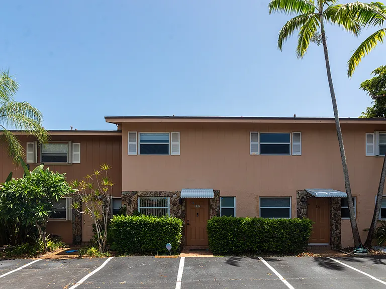 450 SE 7th St #232 — Photo 33