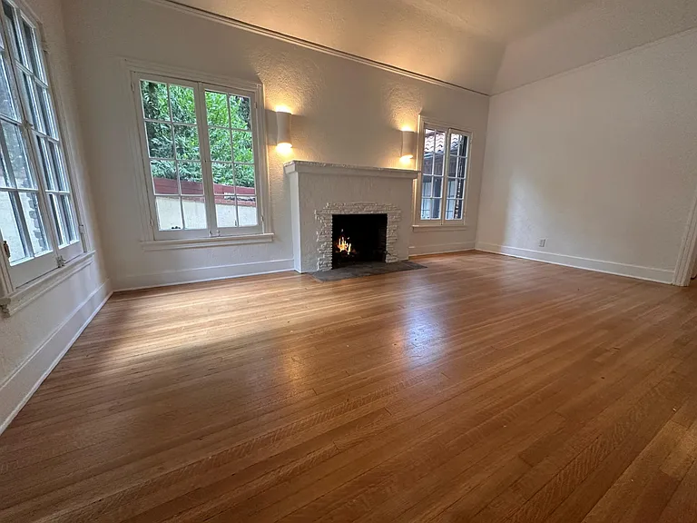 2074 Paramount Dr — Photo 17
