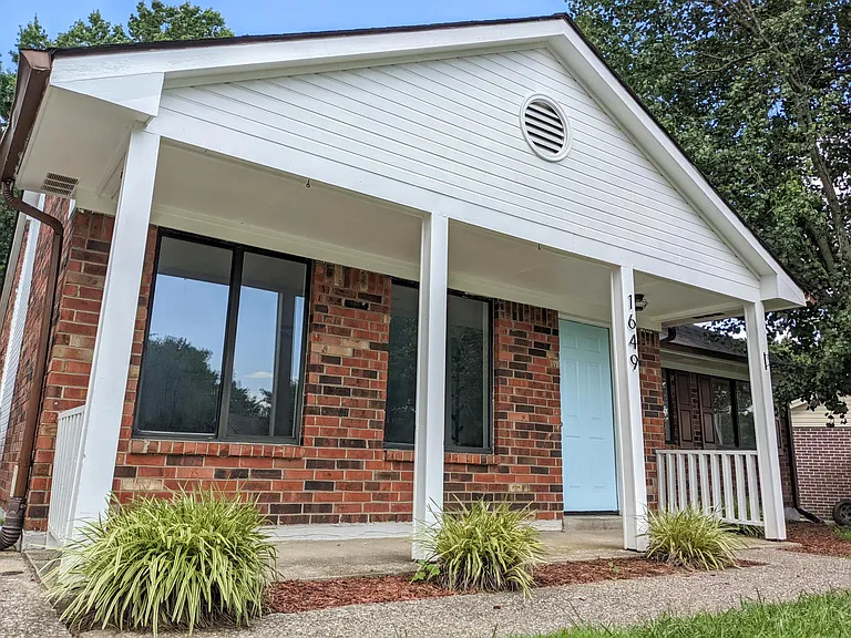 1649 Summerhill Dr — Photo 1