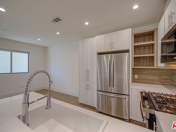 5th image of 11611 Moorpark St #1-6