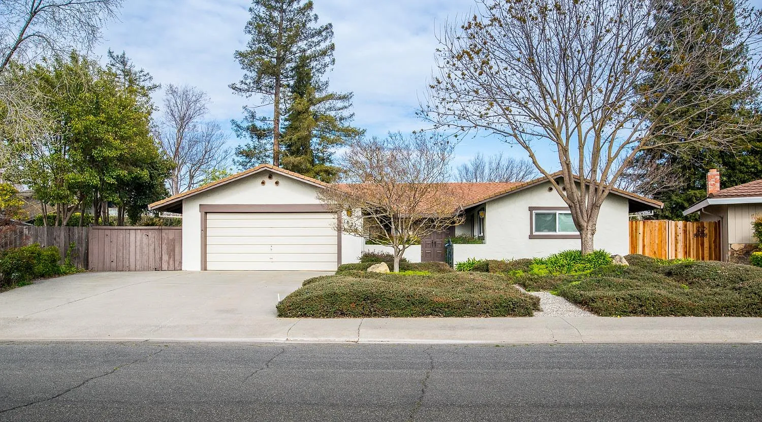 1021 Sycamore Ln photo 1