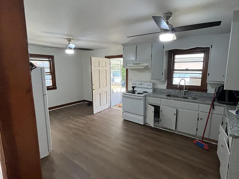 502 Grace St S — Photo 3