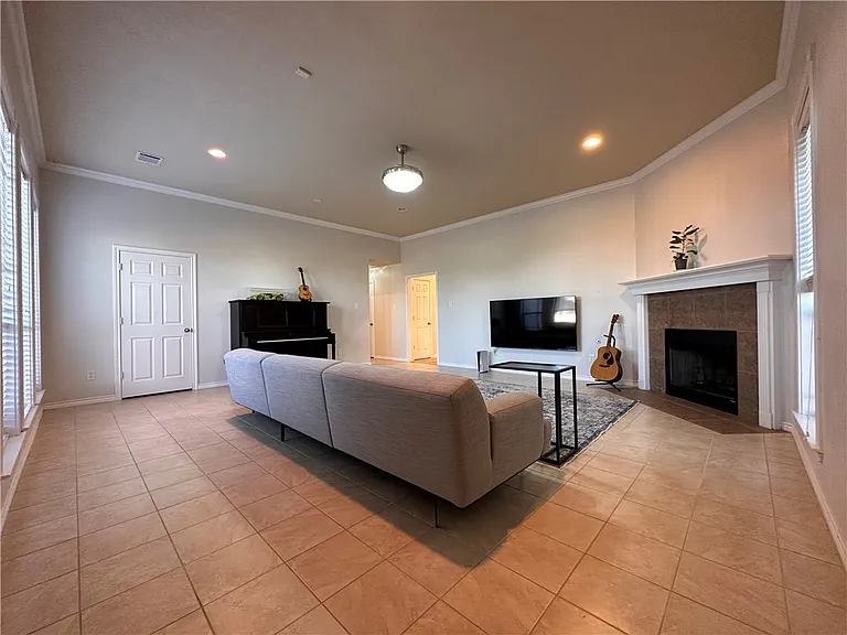 913 Delrey Dr — Photo 4