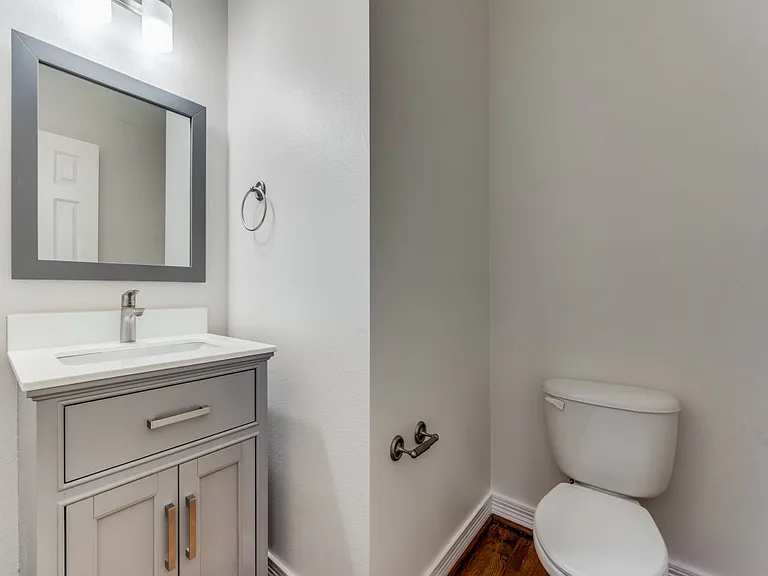 2412 Worthington St — Photo 2