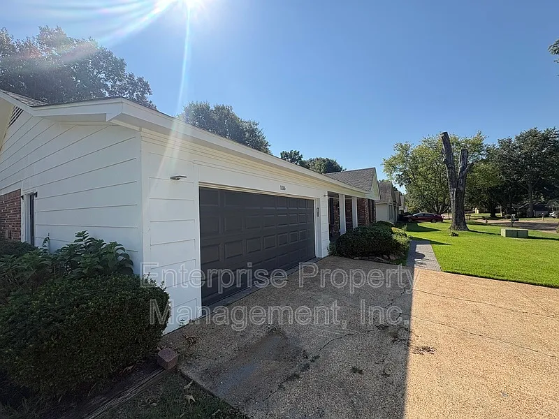 3 bed, 2.0 bath, 1897 sqft, $2,295 — Photo 3