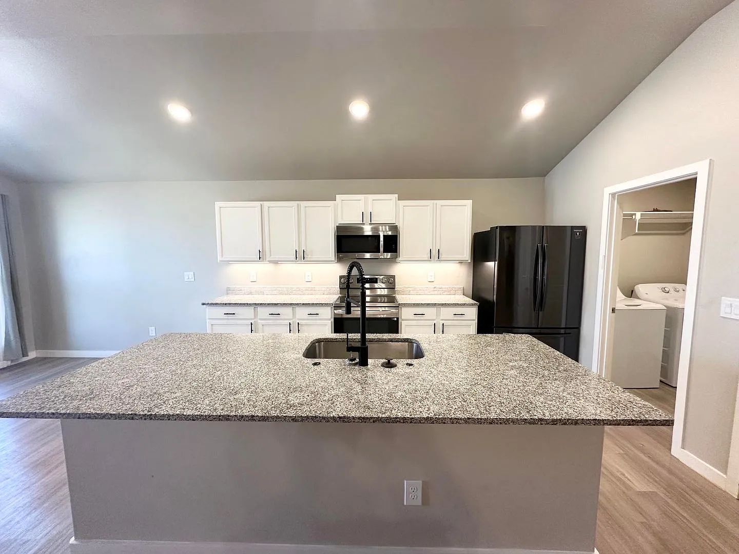 3 Bedroom 2 Bathroom Ready to Rent — Photo 3