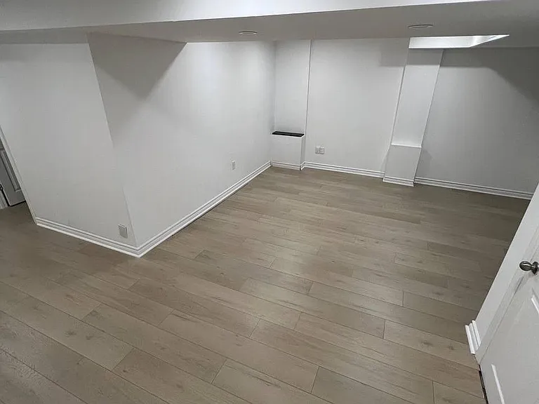 328 Woodspring Ave #BASEMENT — Photo 12