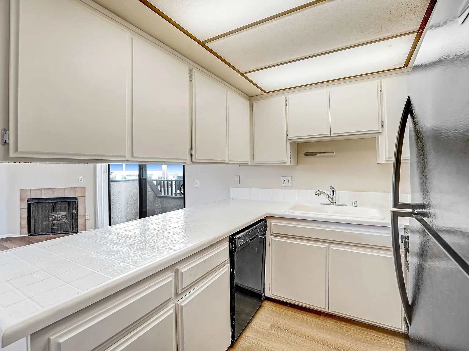 2 bed, 781 sqft, $2,450 — Photo 2
