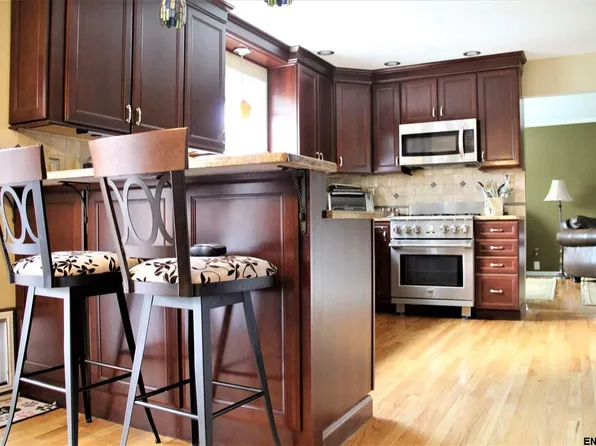 27 Lincoln Ave, Clifton Park, NY 12065