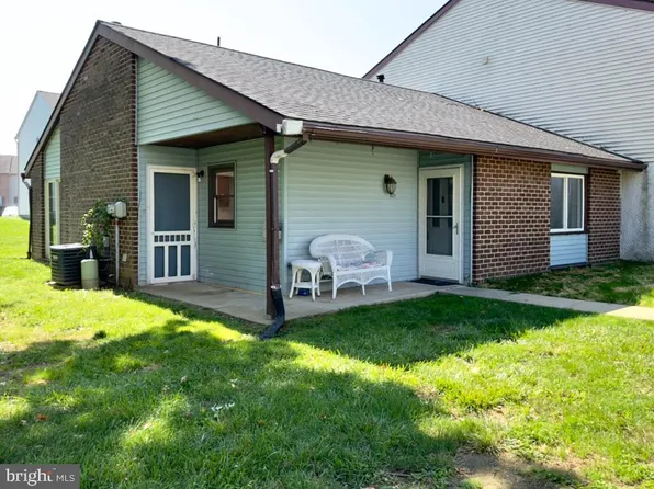 329 Greenland Dr, Lancaster, PA 17602