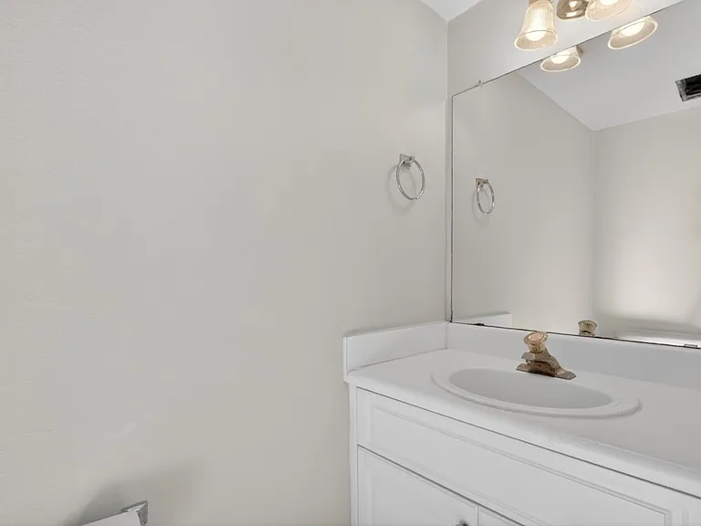 340 E Ashley St — Photo 8