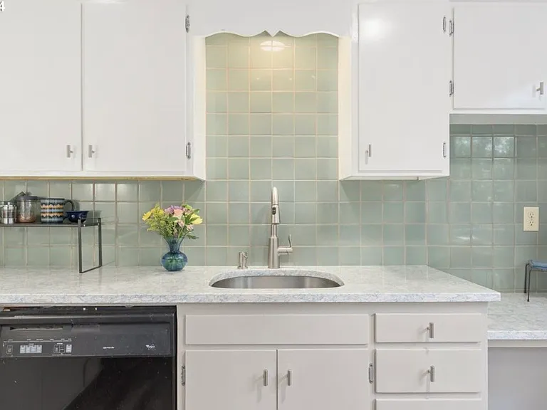 369 W D St — Photo 16