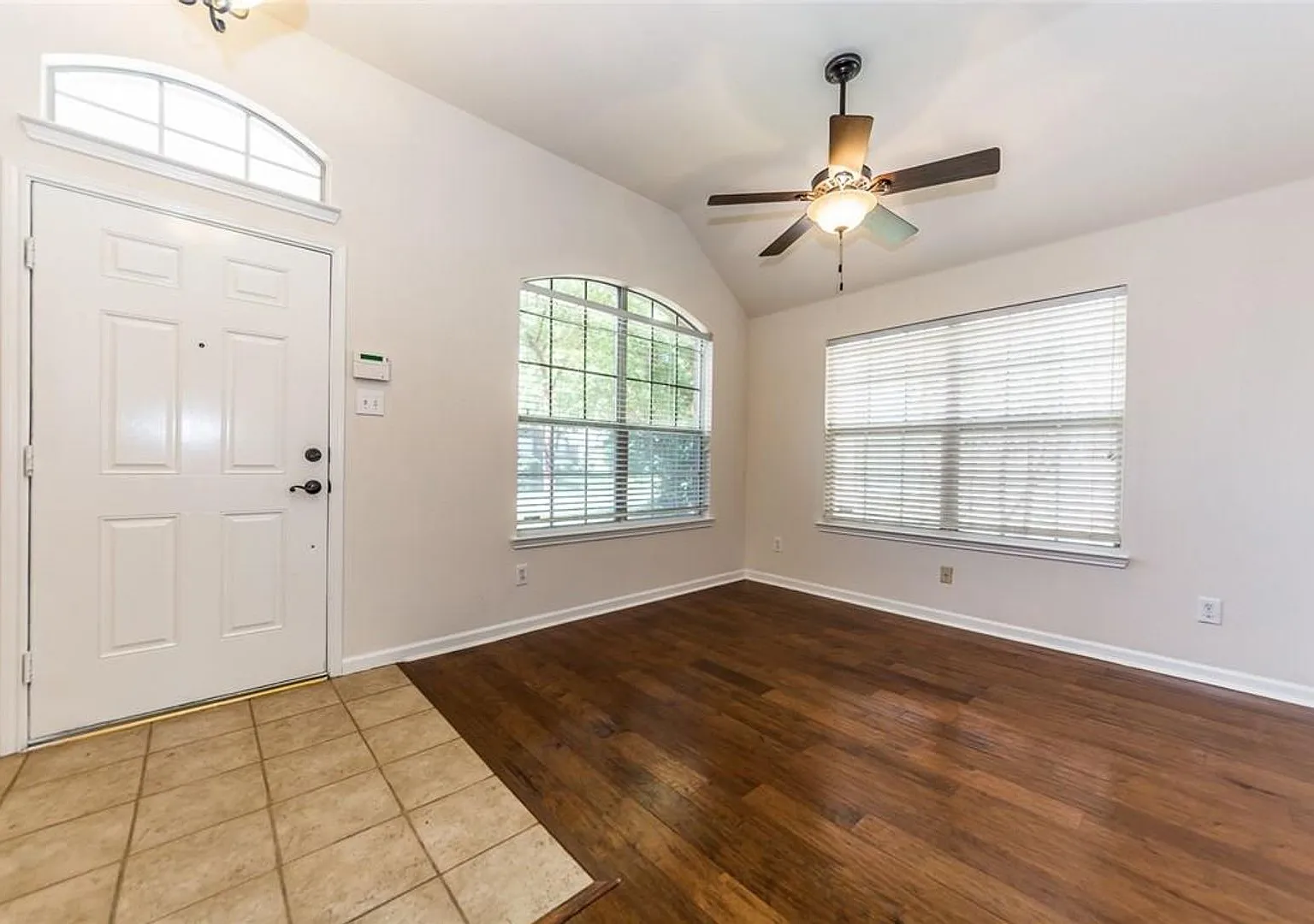 Beautiful Cozy One-Story Home! — Photo 3