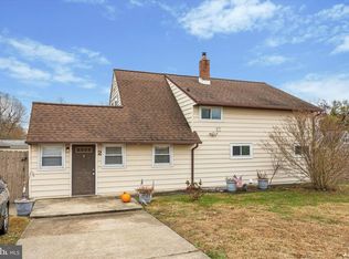2 Red Maple Ln, Levittown, PA 19055