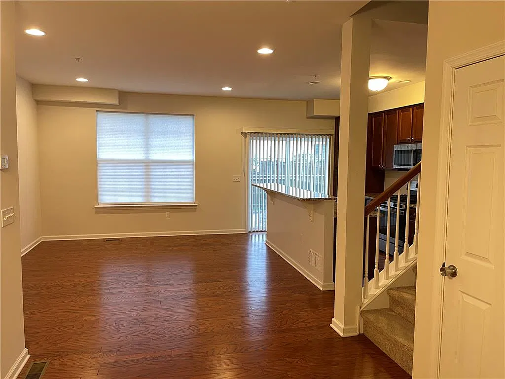 3 bed, 2.5 bath, 1680 sqft, $2,700 — Photo 3