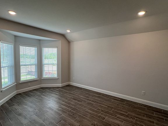 5th image of 712 Palazzo Pl