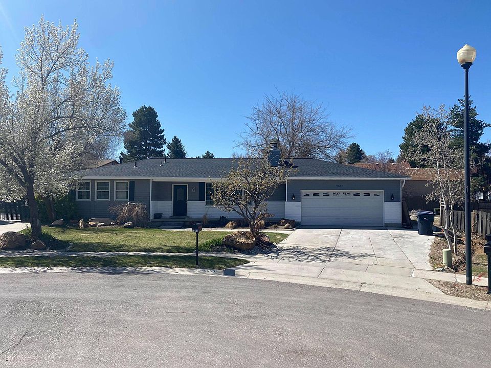 Take a look at the front view of our home, which faces north at the end of a quiet cul-de-sac! It allows a lot of natural light and warmth to enter, creating a cozy atmosphere.